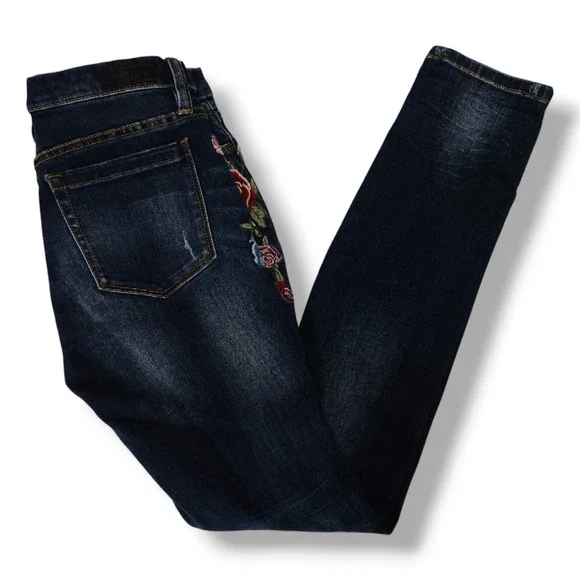 EUC BlankNYC Embroidered Floral Rose Skinny Denim Jeans Sz. 27x30 Dark Indigo - Picture 3 of 9